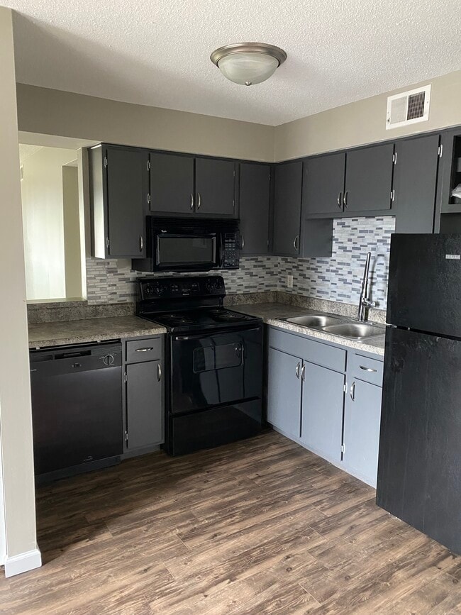 kitchen - 2622 W Willowlake Dr