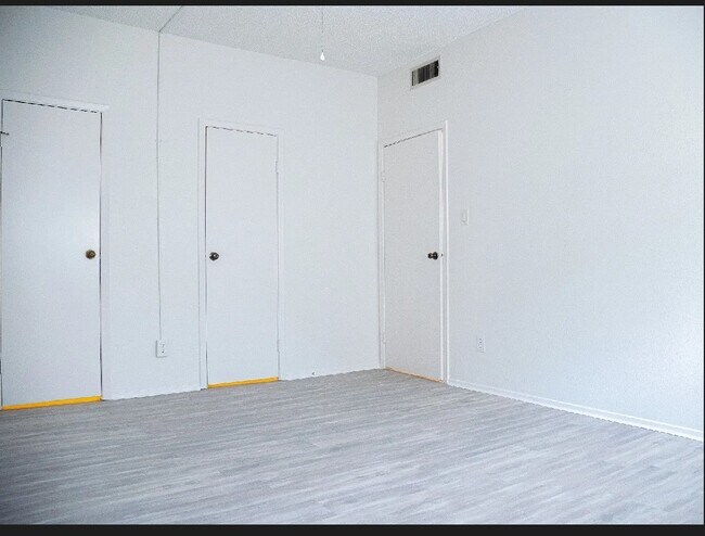 Building Photo - 7031 N Holiday Dr