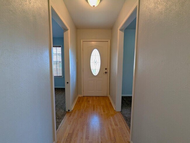 Building Photo - 206 Bybee Dr