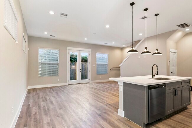 Foto del edificio - 5214 Pinemont Creek Ln