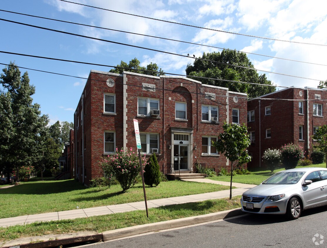 Primary Photo - 2800 O St SE