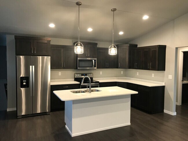 Building Photo - 4 Bed 3 Bath Single Family Home