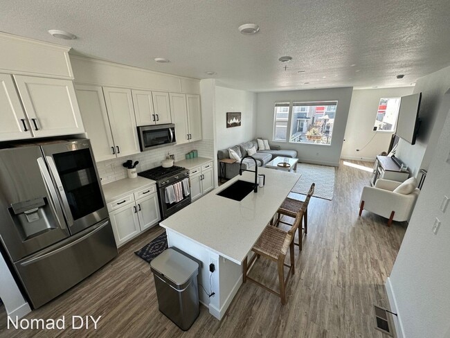 Building Photo - 2 br, 2.5 bath House - 6936 Eliot St