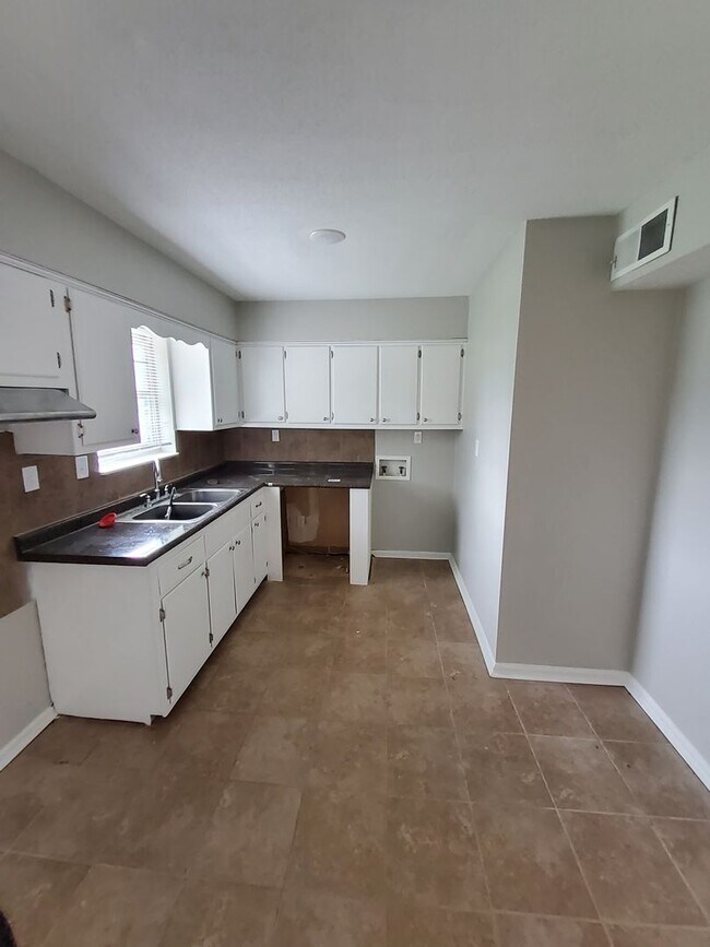 Foto del edificio - Welcome to this charming 3 bedroom, 1 bath...