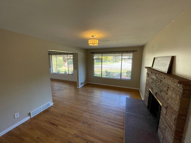 Building Photo - Cozy Holladay Gem – 3 Bed, 2 Bath with Fen...