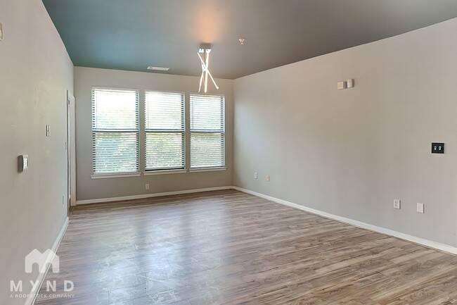 Building Photo - 898 Oak St SW
