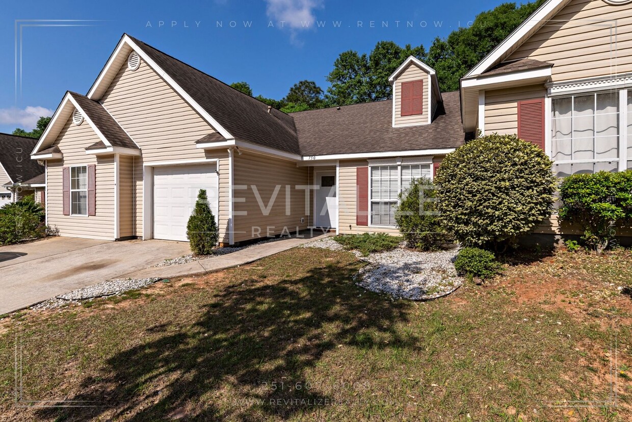 Primary Photo - **Application Pending** Beautiful 3 Bed/2 ...