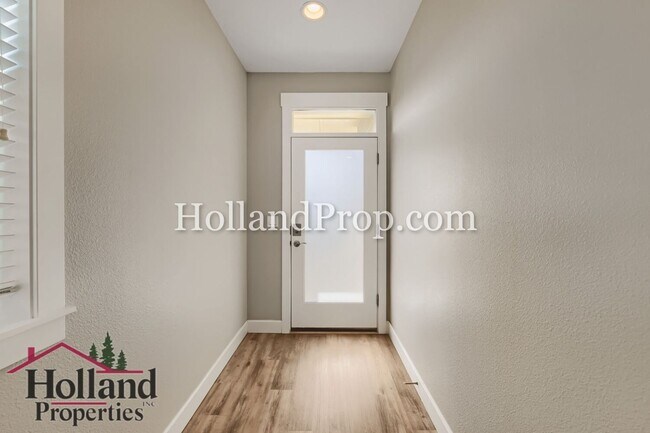 Foto del edificio - Beautiful 3-Bedroom Home with Fireplace, Modern Kitchen & Private Backyard in Hillsboro