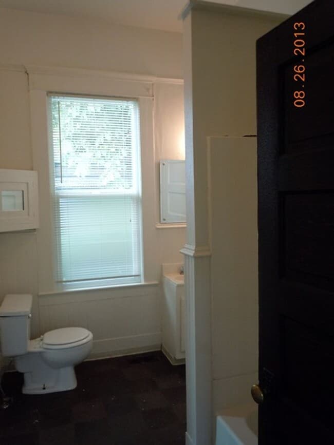 Building Photo - 2 Bedroom, 1 Bathroom Cottage in the heart...