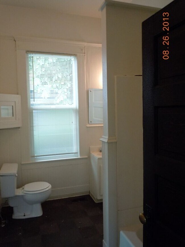 Foto del edificio - 2 Bedroom, 1 Bathroom Cottage in the heart...