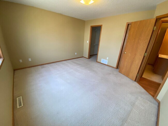 Foto del edificio - 3 Bed, 2 Bath Townhome in South Fargo!