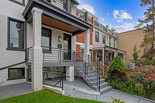 Building Photo - Modern & Updated Four Bedroom Plus Office ...
