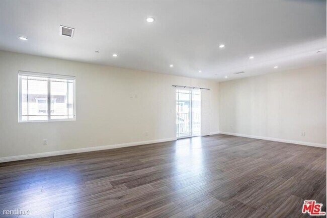 Building Photo - 3 br, 3 bath Townhome - 9559 Firestone Blv...