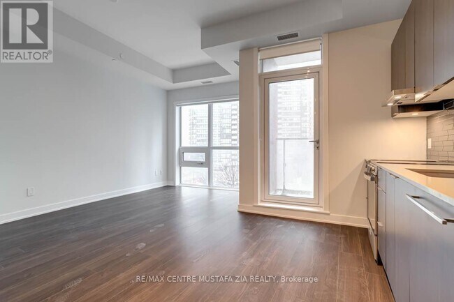 Photo du bâtiment - 430 Square One Dr