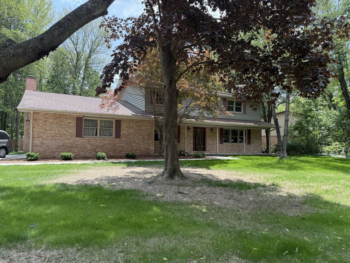 Foto principal - Spacious 4-Bedroom Home in a Peaceful Neig...
