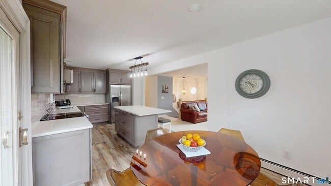 Foto del edificio - 29 Deer Ridge Rd