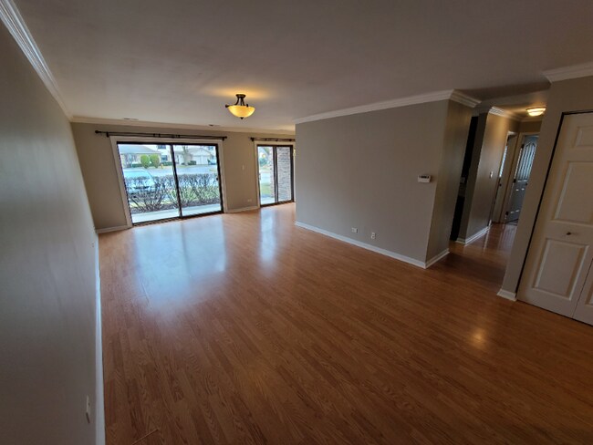 Building Photo - 725 W Huntington Commons Rd