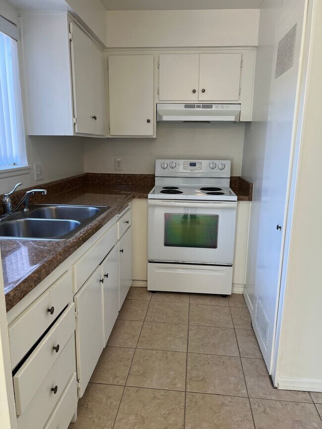 Building Photo - Downstairs End Unit  Townhouse- OPEN HOUSE...