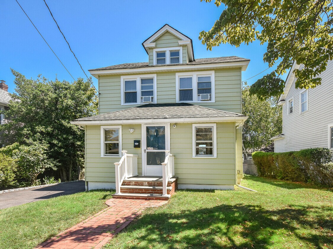 Primary Photo - 8 Raymond St