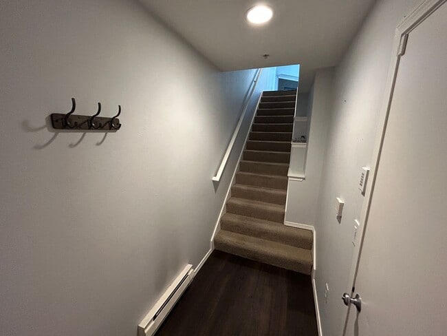 Building Photo - Gorgeous 2 bedroom 2 bath townhome availab...