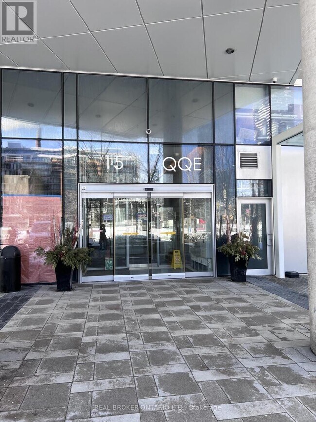 Building Photo - 15 Queens Quay E