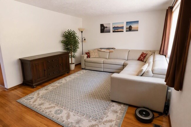Building Photo - Beautiful 6 Bedroom Home in West Linn's Sunset Neighborhood with Huge Daylight Basement, Large Pr...