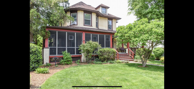Front - 39 Bartholdi Ave