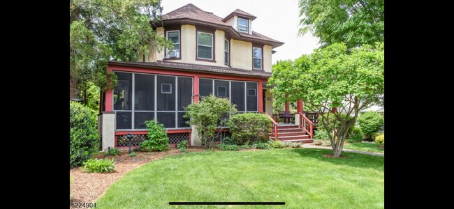 Foto del edificio - 39 Bartholdi Ave