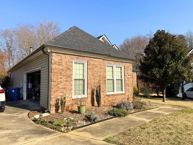 Foto del edificio - 224 Trotters Ridge Ln