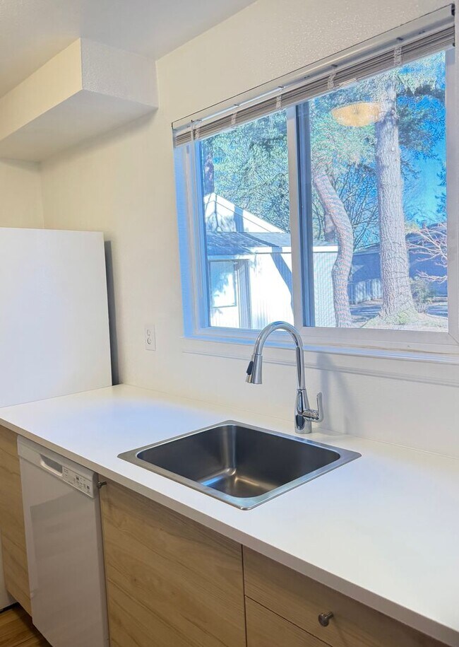Foto del edificio - Bright & Beautiful Townhome- Fully Remodeled Kitchen and Bathrooms - Spacious Yard!
