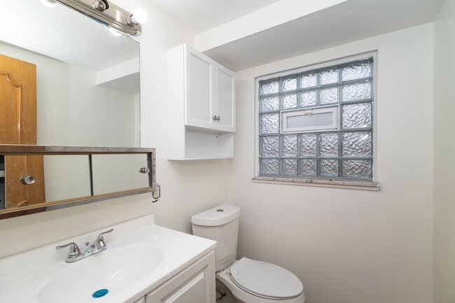 Foto del edificio - 18716 Restor Ave