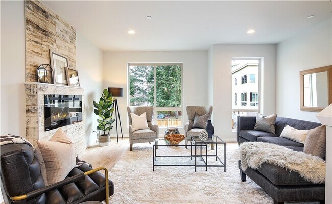 Building Photo - Modern 2 bedroom Comfort in the Heart of E...