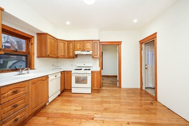 Foto del edificio - 84 Rogers Ave