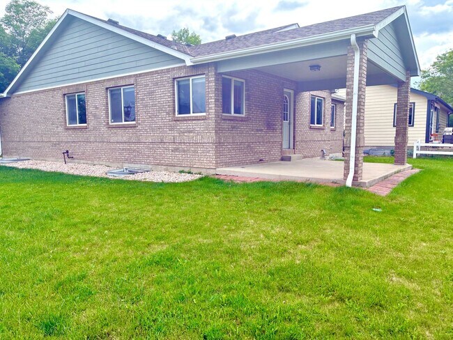 Building Photo - Ranch Style Home Located on Dead-End Street, Easy Access to I-25