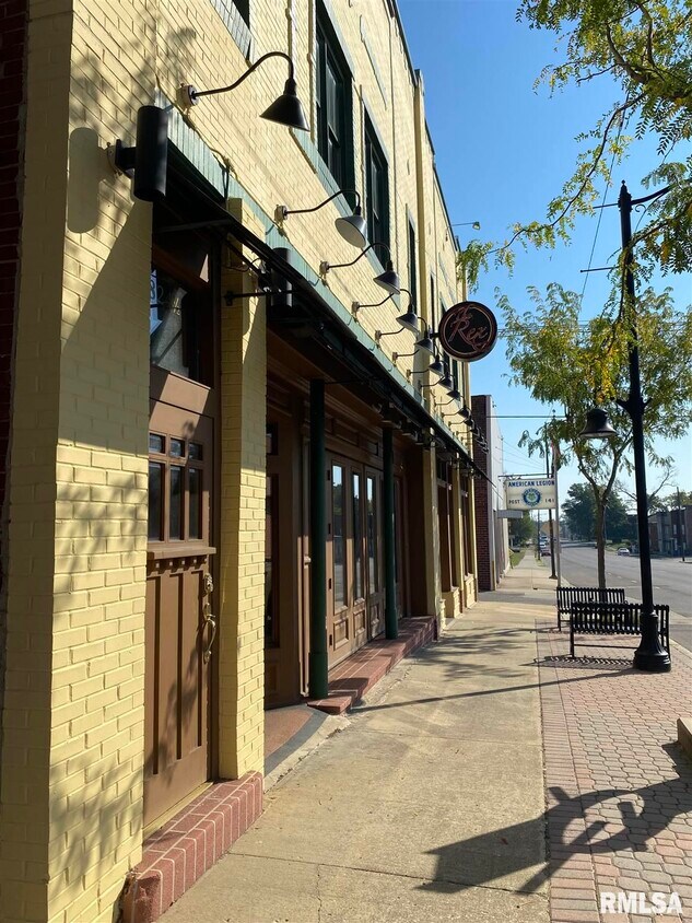 824 Main St Unit B, Mount Vernon, IL 62864 Room for Rent in Mount