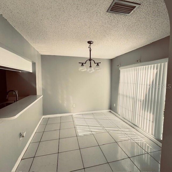 Foto del edificio - 721 Kensington Lake Cir