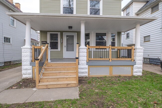 Building Photo - Fully renovated house located on Cleveland...