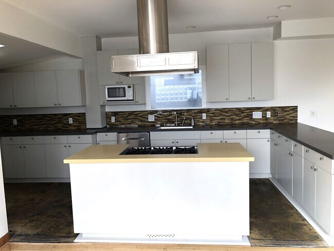 Building Photo - Spacious Single Family Home - 3BR/2.5BA 3 Outside Decks, 2 Car Garage - AMSI/Maureen Couture