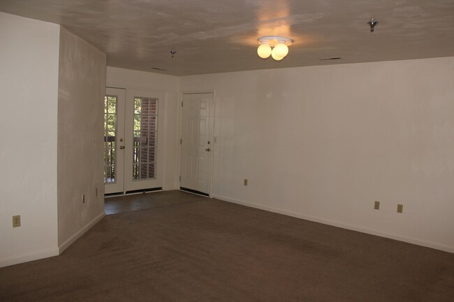 Building Photo - $200 off Signed lease 4 Bedroom 2 Bath Apa...