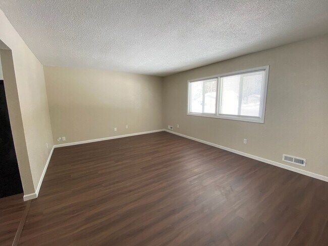 Foto del edificio - 9460-9462 Griggs Ave