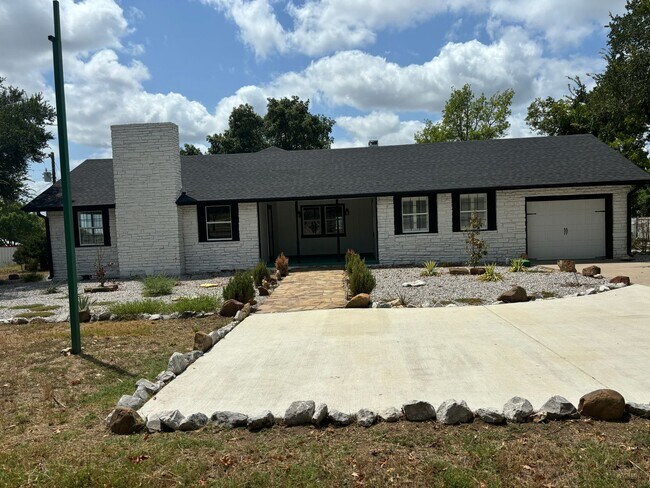 Foto del edificio - 1 Month Free Rent!! FarmHouse with Room for Everyone