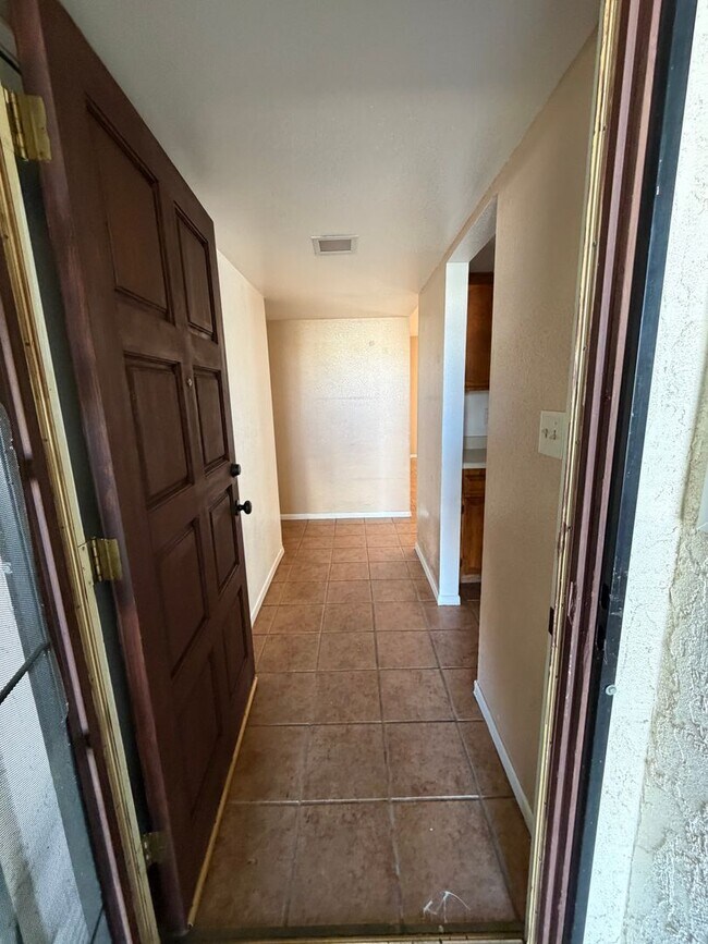 Foto del edificio - Wow Check out this 3 BD 2 BA SW Charmer near White Ln & Akers Road