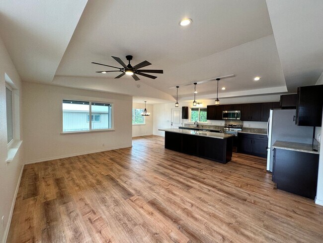 Building Photo - Beautiful Custom Home