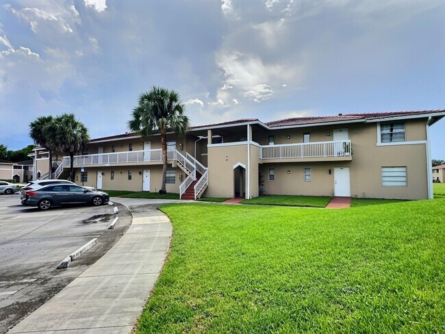 Building Photo - 889 Twin Lakes Dr