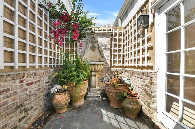 Foto del edificio - 2833 Orange Tree Cir N