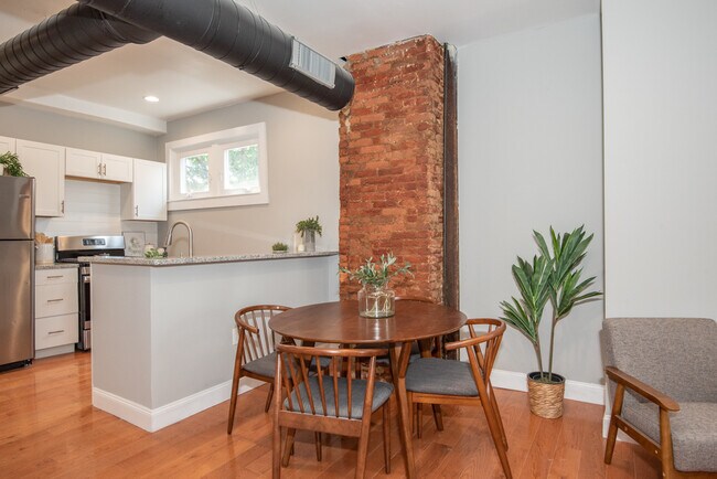 Foto del edificio - 318 N Duke St