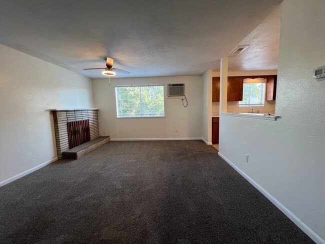 Building Photo - Three bed/Two Bath Upstairs Apartment | Av...