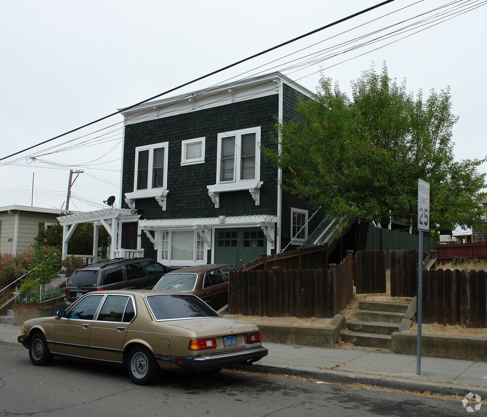 Building Photo - 723-725 Santa Clara St