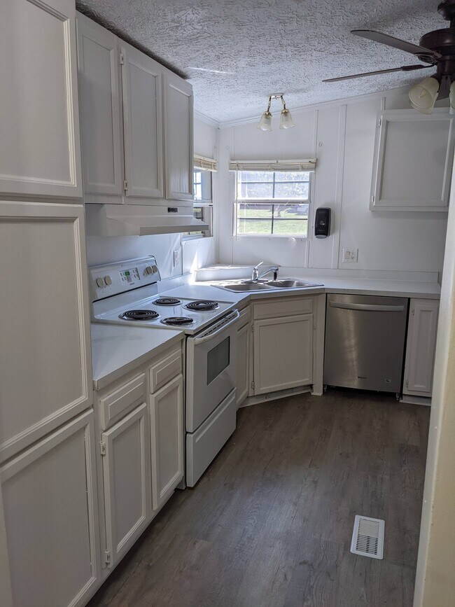 Building Photo - Amity Hill 4