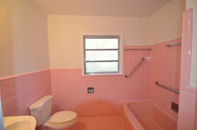 Building Photo - 3038 Highland Dr